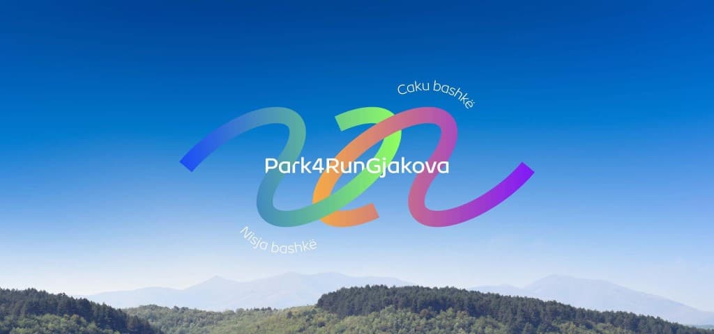 Shiriti i Park4Run mbi malet e Gjakovës, me fjalët Nisja bashkë dhe Caku bashkë.